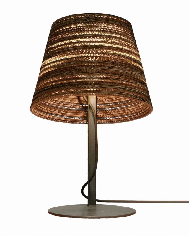 Tilt Tischlampe von Graypants Scraplights mit Lampenschirm aus recycelter Pappe und grauem Metallfuß.